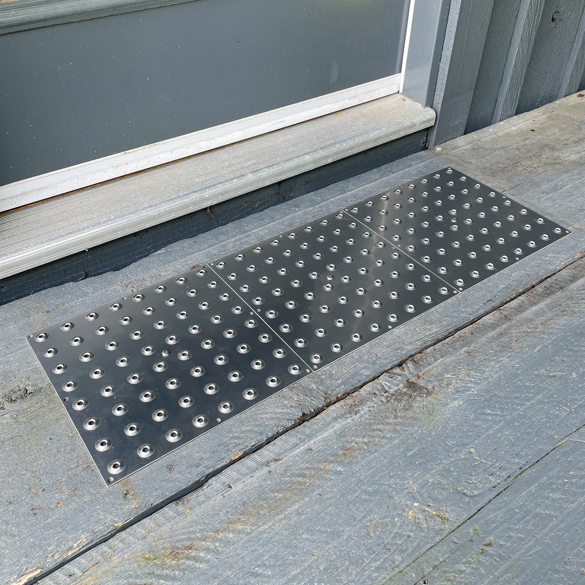 Aluminum Tread Plate (Multipack) - Safe and Slip-Resistant Modular Tiles for Outdoor Use - Easy to Install, Screws Included